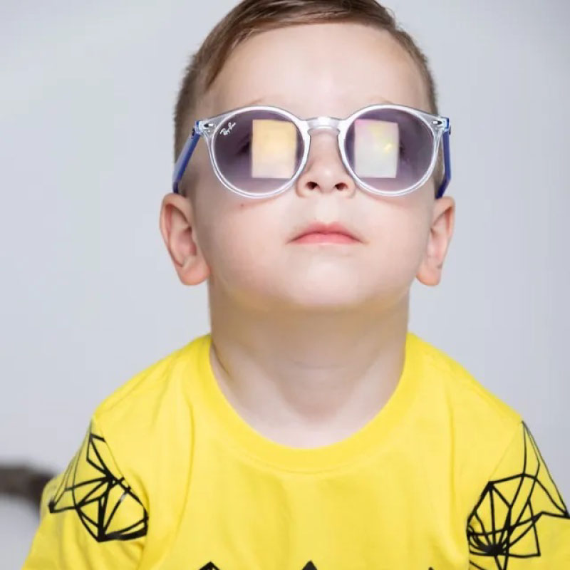 Occhiali da bambino 4 Bambino che indossa occhiali da sole