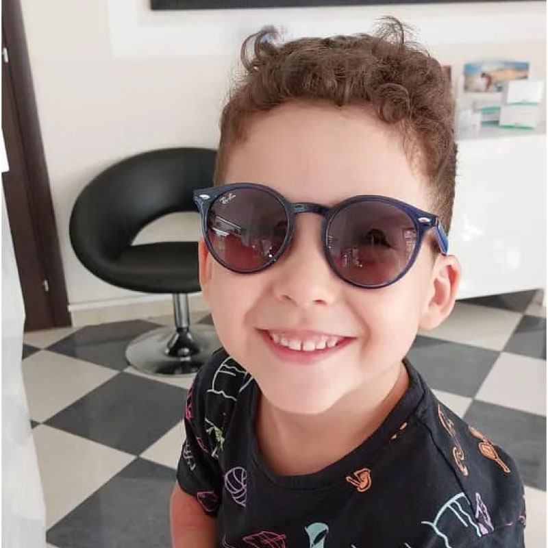 Occhiali da bambino 6 Bambino che indossa occhiali da sole