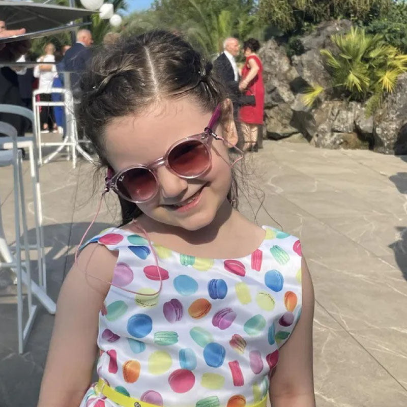 Occhiali da bambino 7 Bambina che indossa occhiali da sole