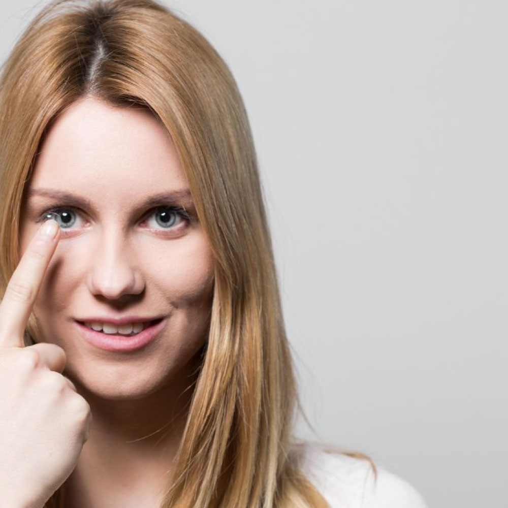 Lenti a contatto 4 Ragazza che indossa lente a contatto
