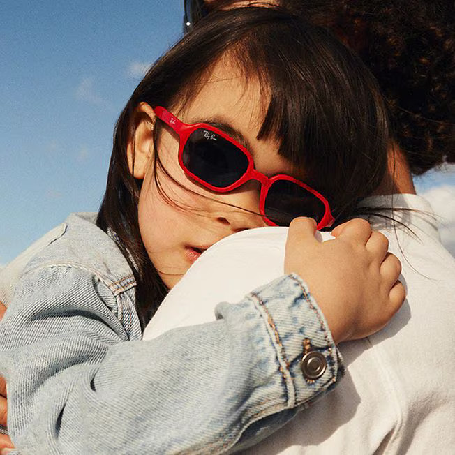 Bambina che indossa occhiali da sole