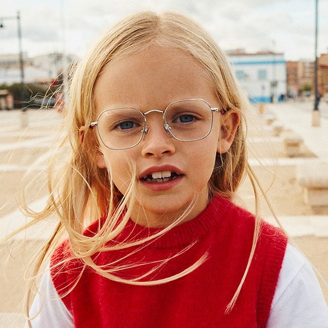 Bambina che indossa occhiali da vista